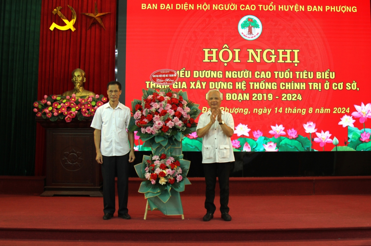 Đồng chí Nguyễn Thế Toàn tặng hoa chúc mừng Hội nghị