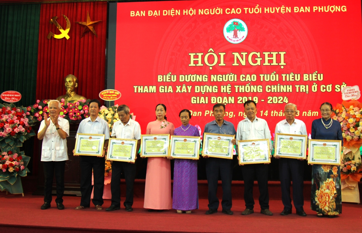 Đồng chí Nguyễn Thế Toàn trao Giấy khen của UBND huyện Đan Phượng cho các cá nhân tiêu biểu tham gia xây dựng hệ thống chính trị cơ sở giai đoạn 2019-2024