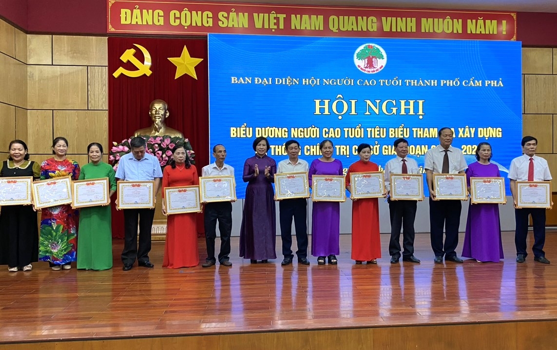 Bà Nguyễn Thị Kim Phượng, Phó Bí thư Thường trực Thành ủy Cẩm Phả trao Giấy khen của Chủ tịch UBND thành phố cho 28 NCT tiêu biểu
