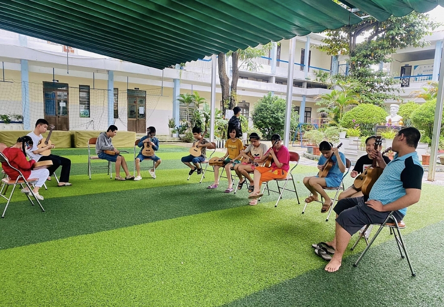 Cc em nh? v?a ?đn v?a ht trong khuĩn viân trung tm.