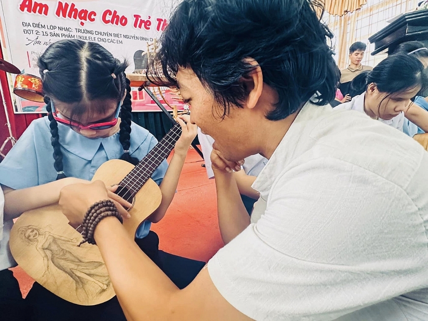 Anh Lương Hy tận tụy với từng đứa trẻ, như muốn thổi vào đó những ước mơ.