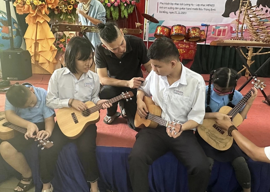 Mang tiếng đàn xóa những xót xa