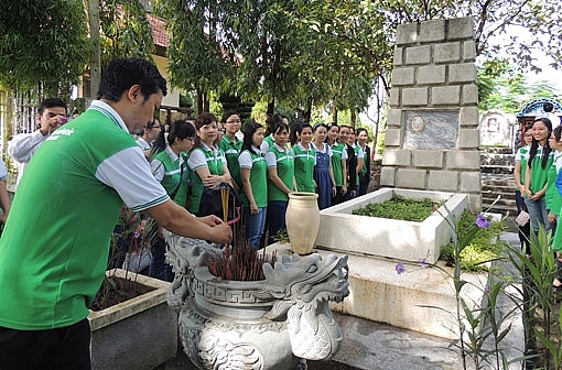 viếng mộ thi tướng Huỳnh Văn Nghệ