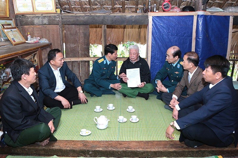 Tặng kinh phí hỗ trợ làm nhà đại đoàn kết cho NCT có công huyện Định Hóa, tỉnh Thái Nguyên