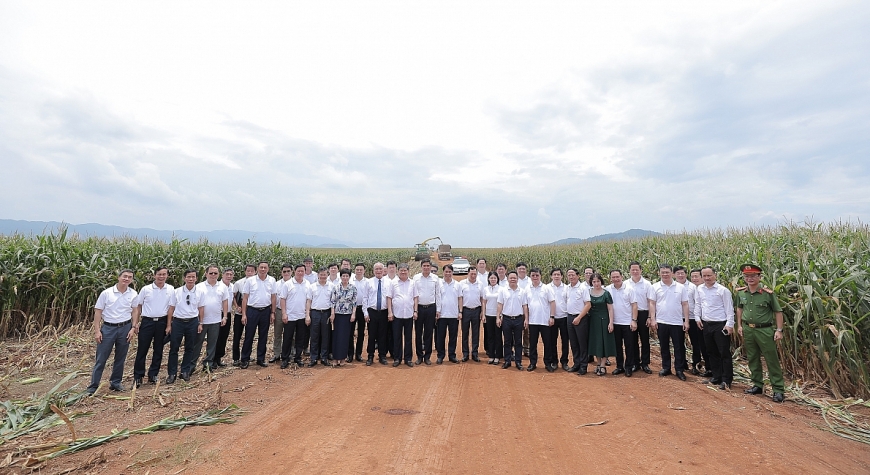 Các cán bộ lớp Bồi dưỡng, cập nhật kiến thức, kỹ năng đối với cán bộ quy hoạch Ủy viên Ban Chấp hành Trung ương Đảng khóa XIV thăm cánh đồng Đông Hiếu, nơi TH ứng dụng các công nghệ và máy móc nông nghiệp hiện đại, giá trị cao hàng đầu thế giới vào hoạt động canh tác