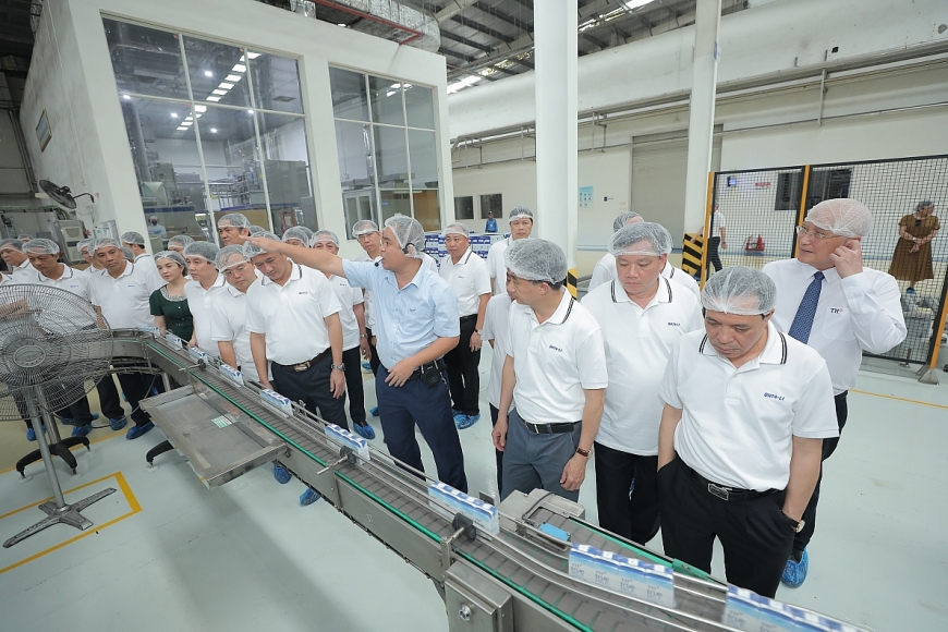 Đoàn thăm dây chuyền sản xuất sữa tươi sạch TH true MILK - Thương hiệu quốc gia Việt Nam
