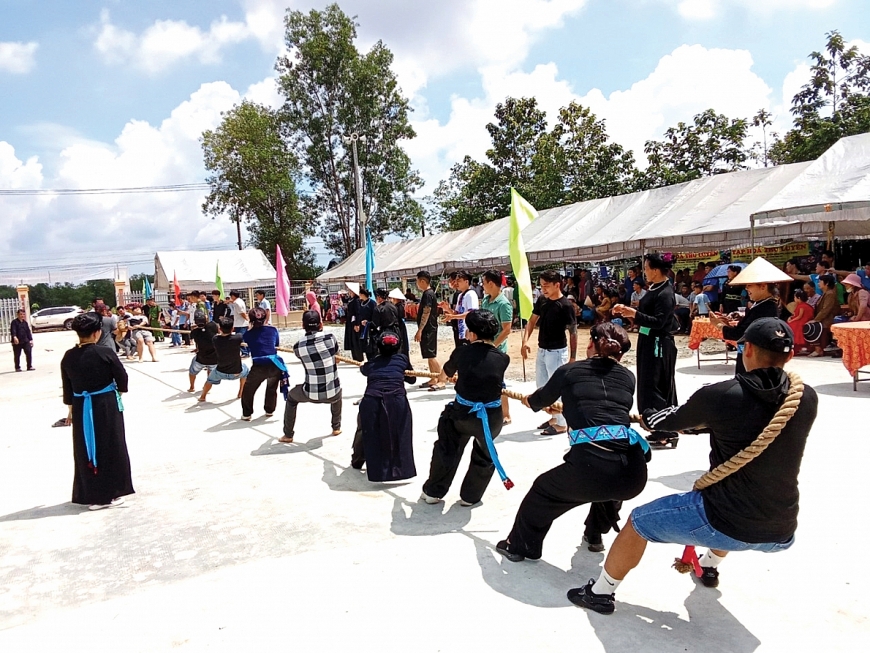 Một số trò chơi dân gian tại Lễ hội Lồng tồng ở huyện Đồng Phú.  