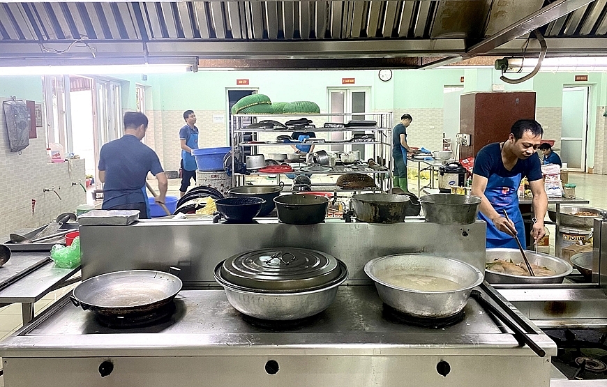 Bếp ăn phục vụ khách nghỉ dưỡng.