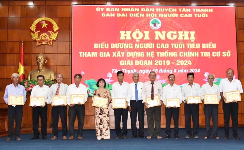 Trao Giấy khen của Chủ tịch UBND huyện cho các cá nhân NCT tiêu biểu huyện Tân Thạnh, tỉnh Long An