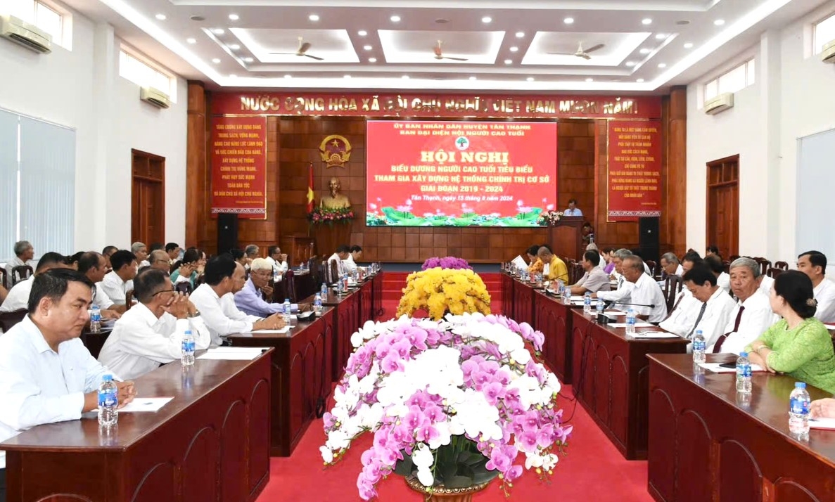 Quang cảnh Hội nghị biểu dương NCT tiêu biểu tham gia xây dựng hệ thống chính trị huyện Tân Thạnh, tỉnh Long An