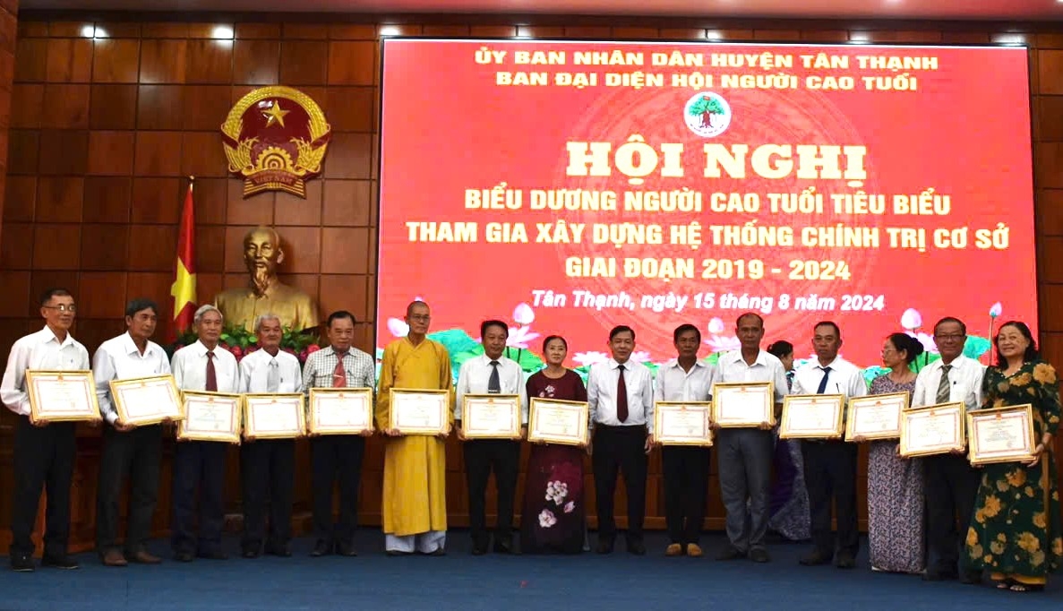 Trao Giấy khen của Chủ tịch UBND huyện cho các cá nhân NCT tiêu biểu huyện Tân Thạnh, tỉnh Long An