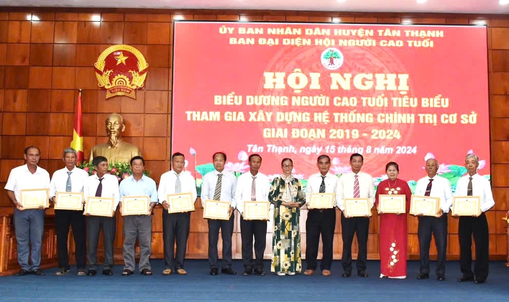 Trao Giấy khen của Hội NCT huyện cho các cá nhân NCT tiêu biểu huyện Tân Thạnh, tỉnh Long An