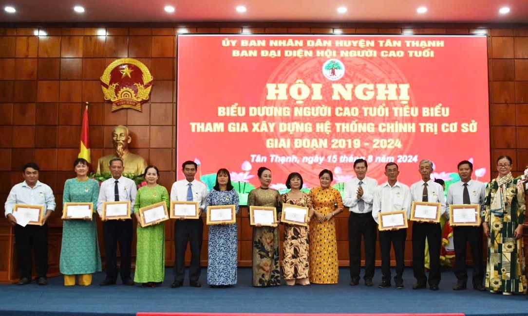 Trao Kỉ niệm chương vì sự nghiệp bảo vệ, chăm sóc và phát huy vai trò NCt cho các hội viên có nhiều đóng góp huyện Tân Thạnh, tỉnh Long An