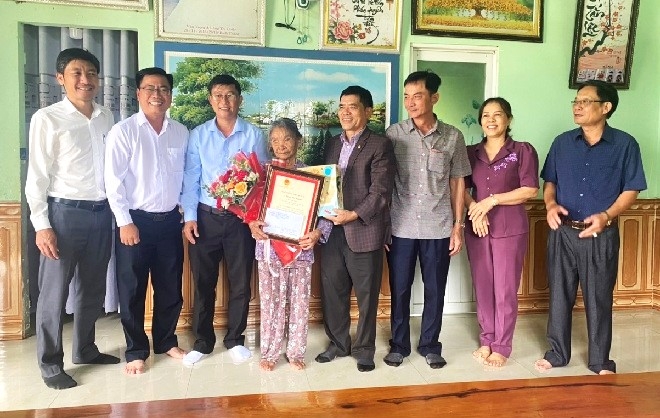 Lãnh đạo Hội NCT tỉnh Đắk Lắk và lãnh đạo huyện Lắk tặng quà mừng thọ NCT nhân Tháng hành động vì NCT Việt Nam năm 2023