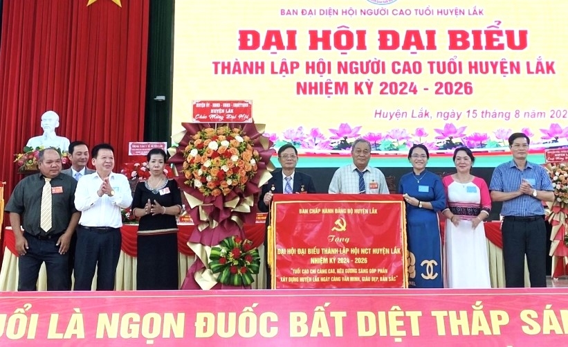 Lãnh đạo huyện Lắk tặng hoa và bức trướng chúc mừng Đại hội