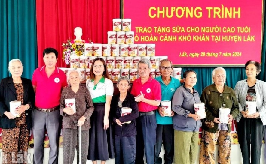 Tặng quà NCT hoàn cảnh khó khăn huyện Lắk, tỉnh Đắk Lắk