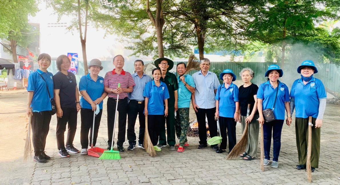 Người cao tuổi tích cực tham gia công tác bảo vệ môi trường