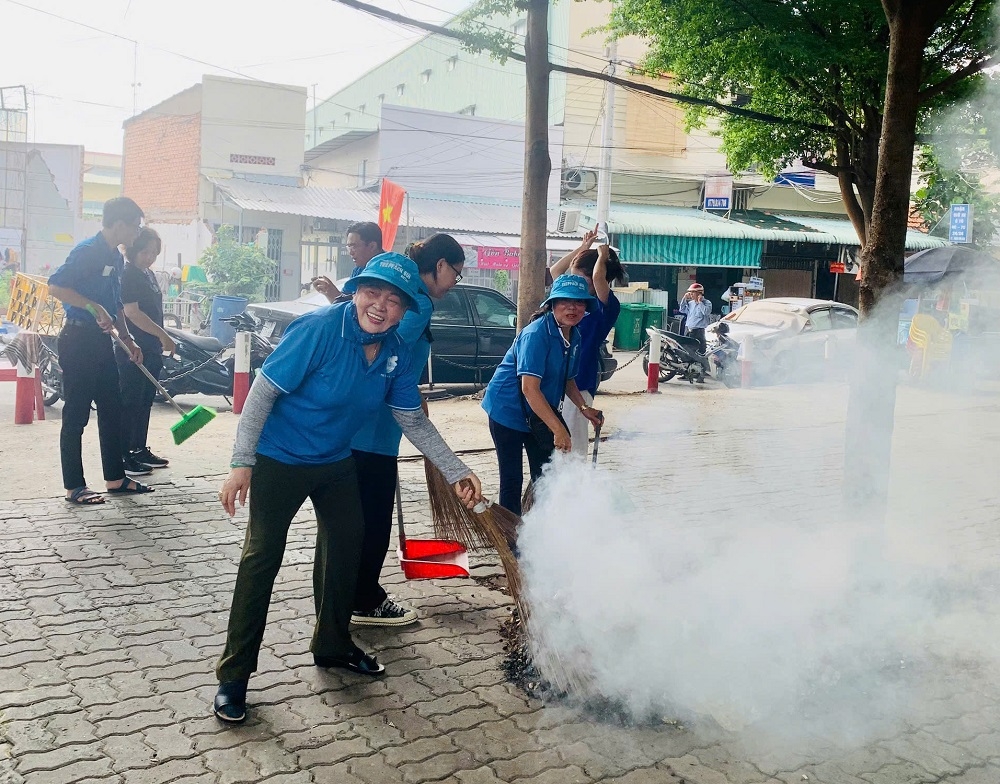 Người cao tuổi tích cực tham gia công tác bảo vệ môi trường