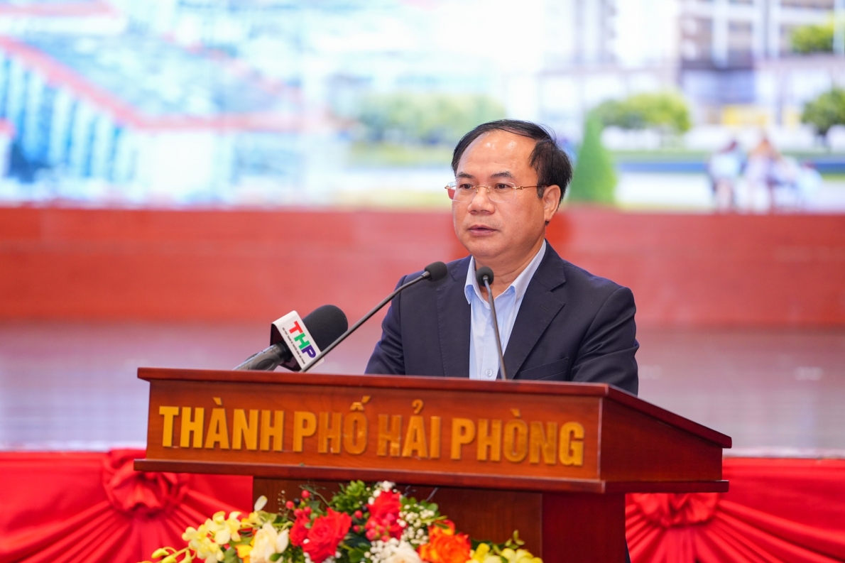 Thứ trưởng Bộ Xây dựng Nguyễn Văn Sinh phát biểu tại Hội thảo. 