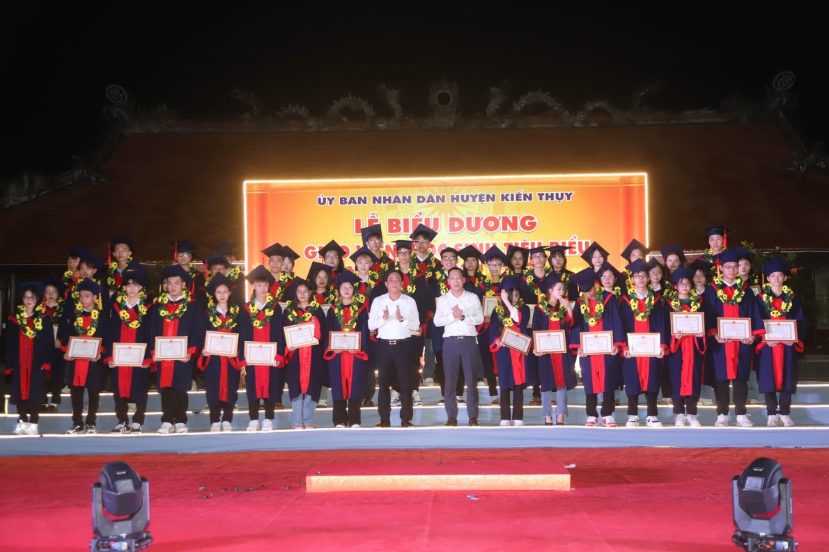 Các học sinh được biểu dương tại buổi lễ.