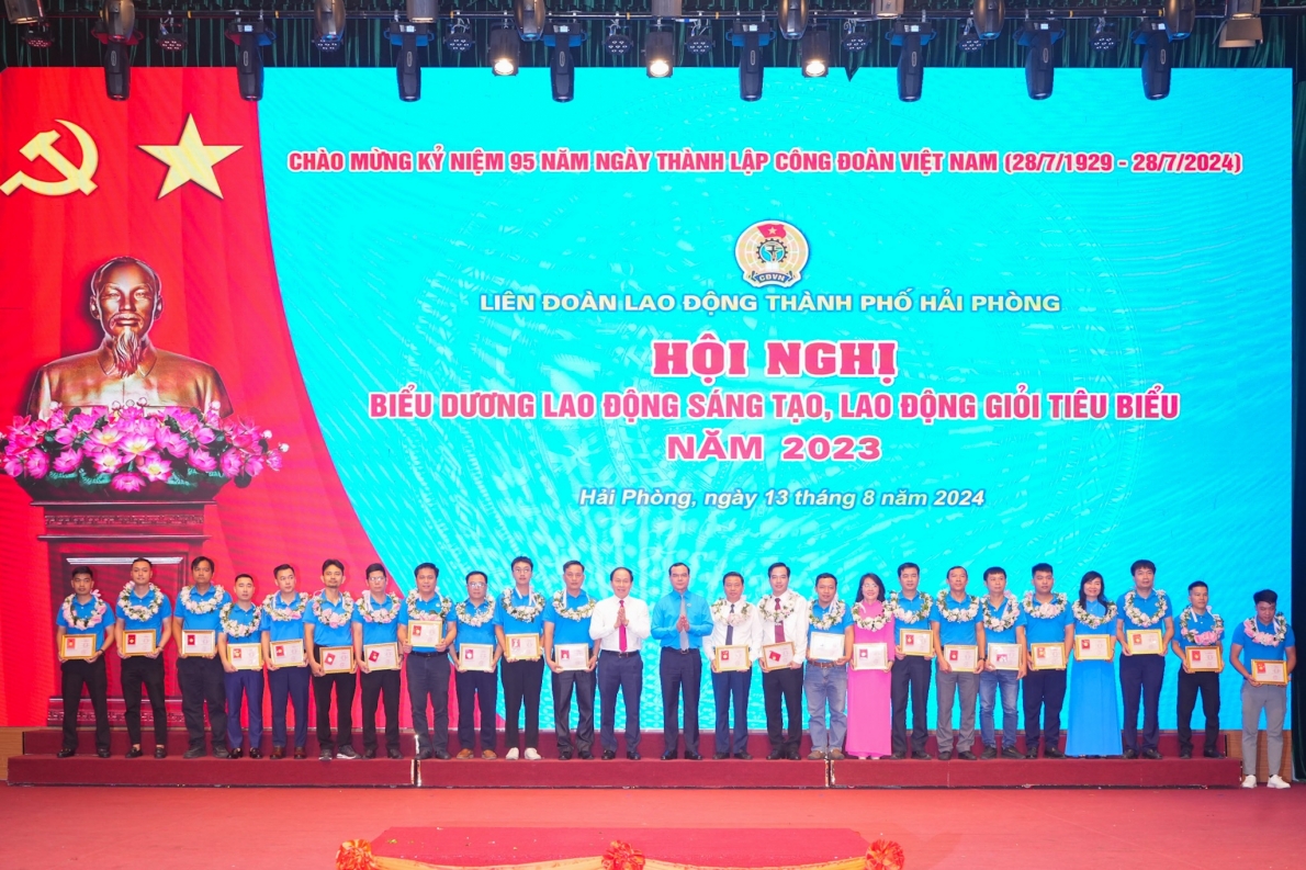 Các cá nhân được biểu dương khen thưởng tại Hội nghị.