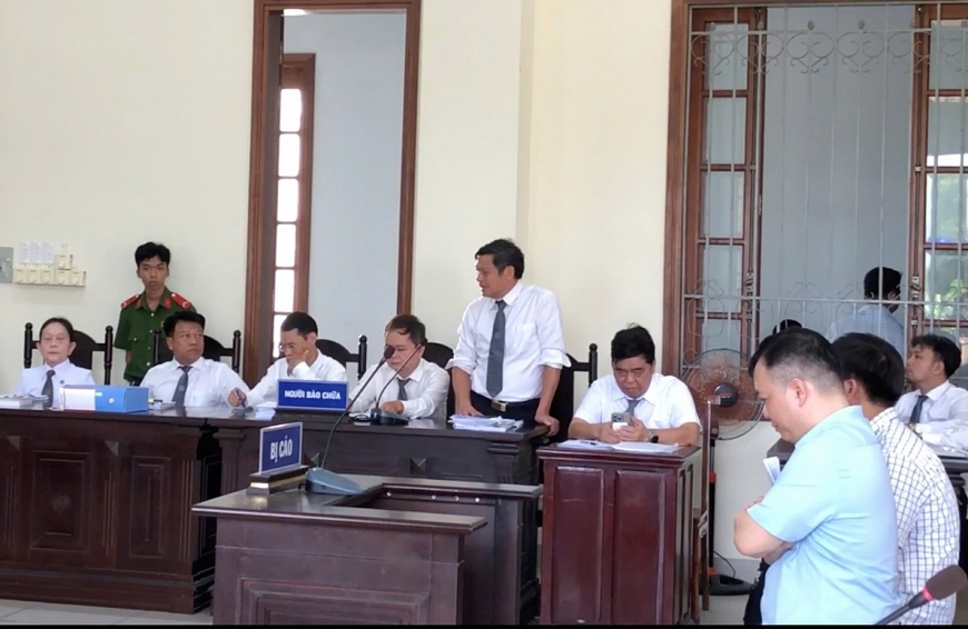 Các luật sư tại phiên toà