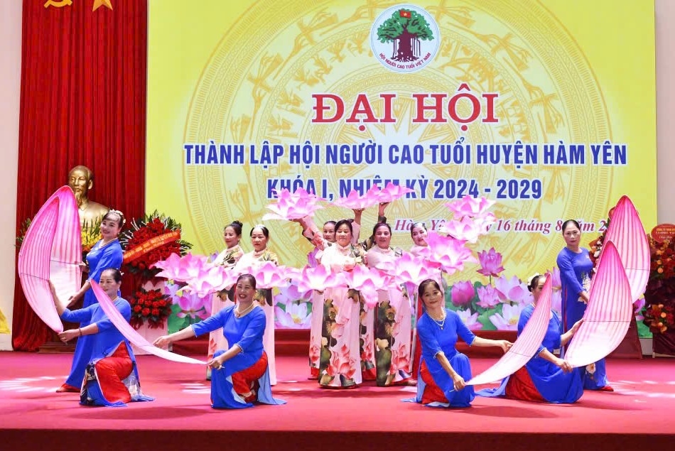 Tiết mục văn nghệ chào mừng Đại hội