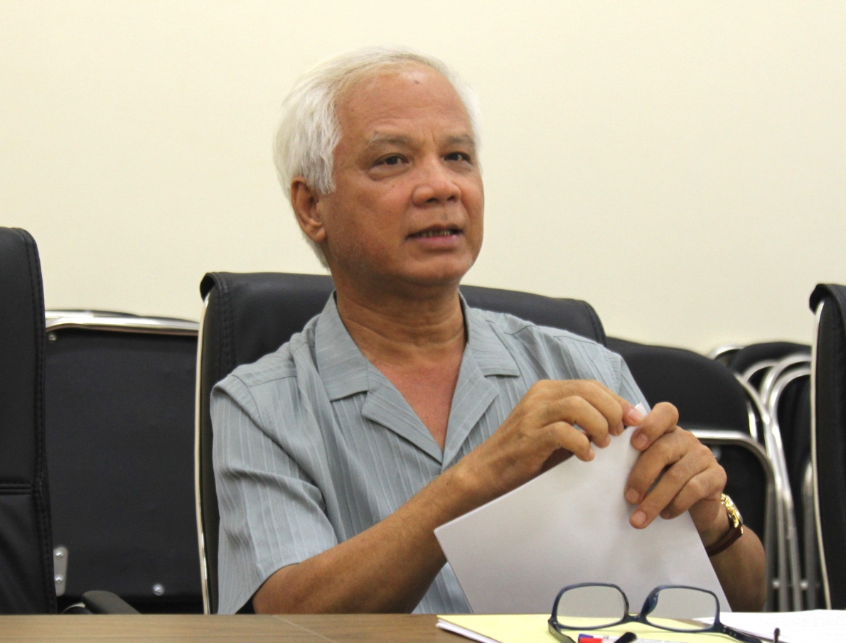 Ông Nguyễn Thế Toàn trao đổi thông tin với phóng viên