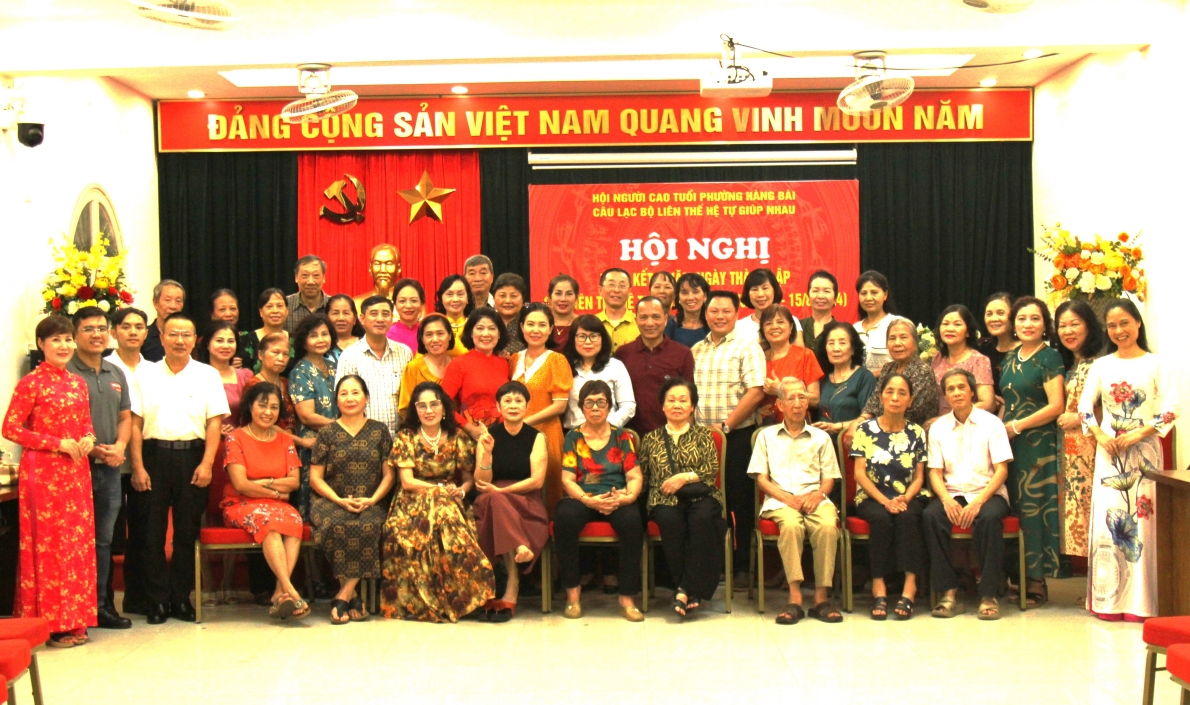 Các thành viên CLB chụp ảnh lưu niệm với các đại biểu