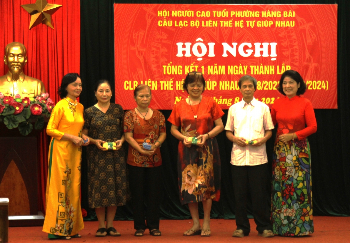 Tặng quà sinh nhật các thành viên 