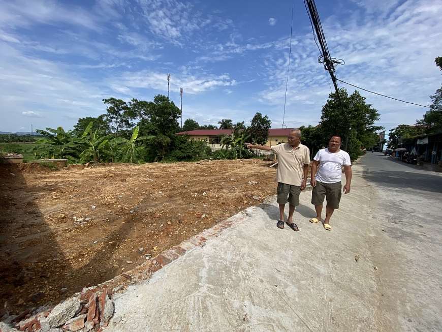 Cụ Nguyễn Danh Trang và ông Nguyễn Tuấn Đạt chỉ cho PV khu đất xin chuyển đổi mục đích sử dụng đất vừa bị cưỡng chế theo quy định.