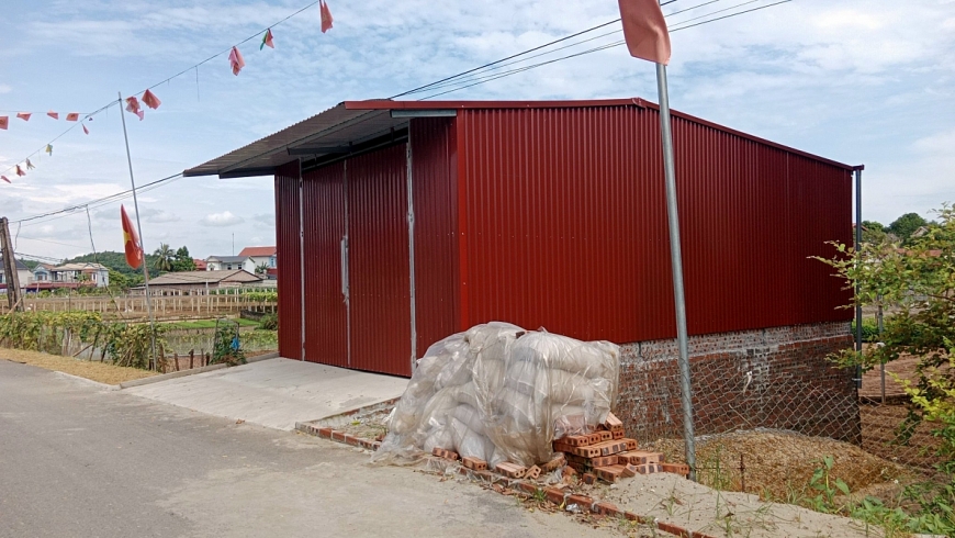 Một số hộ dân khu thôn Thủy Trầm xây dựng nhà, xưởng trên đất nông nghiệp mới, cũ nhưng chưa bị xử lí.