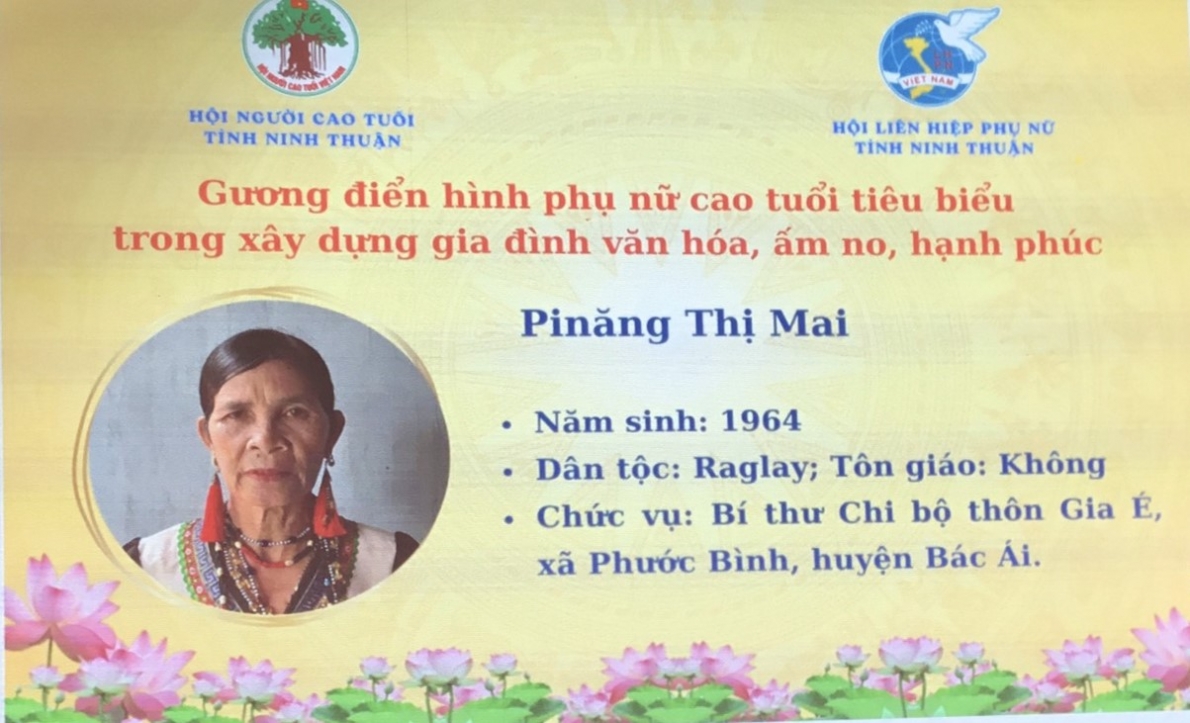 Hình ảnh bà Pinăng Thị Mai được tôn vinh tại Hội nghị biểu dương phụ nữ cao tuổi tiêu bểu xây dựng gia đình văn hóa tỉnh Ninh Thuận