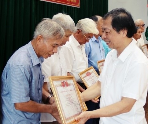 Chủ tịch Hội NCT tỉnh Nguyễn Đức Thắng trao Giấy khen tôn vinh các cá nhân tiêu biểu.
