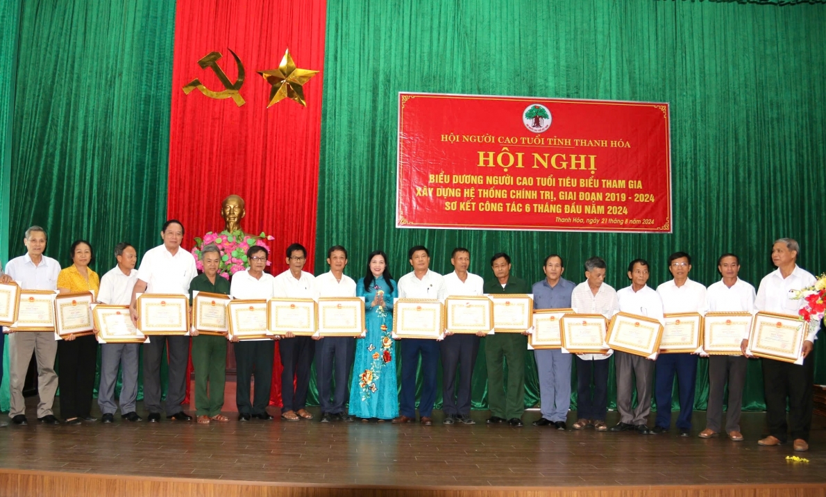 Đồng chí Phạm Thị Thanh Thủy, Ủy viên Ban Thường vụ, Trưởng Ban Dân vận Tỉnh ủy, Chủ tịch Ủy ban MTTQ tỉnh trao Bằng khen Chủ tịch UBND tỉnh cho các cá nhân.