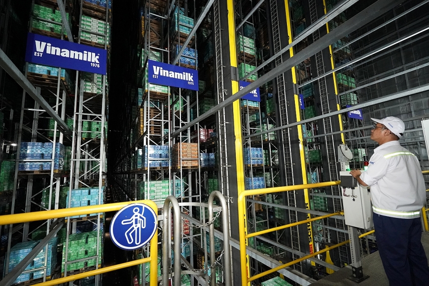 Kho thông minh của nhà máy Vinamilk được vận hành tự động bởi robot theo sự điều khiển của máy chủ