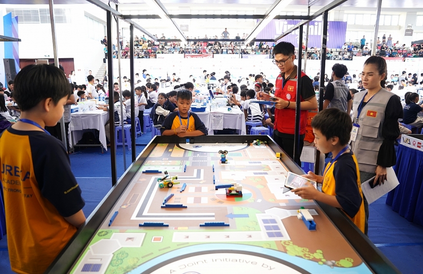 Các thí sinh hào hứng tranh tài, chinh phục thử thách tại cuộc thi Robotacon WRO 2024