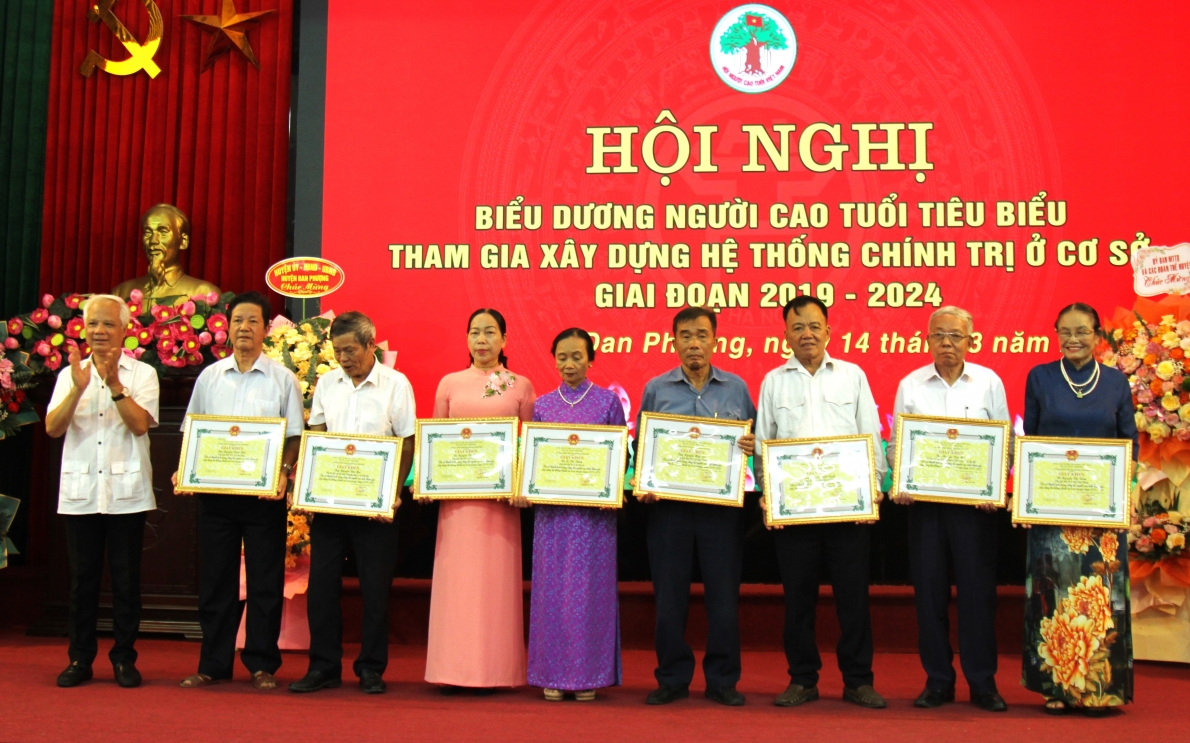 Ông Nguyễn Văn Miễn (thứ hai từ phải sang) được UBND huyện Đan Phượng tặng Giáy khen