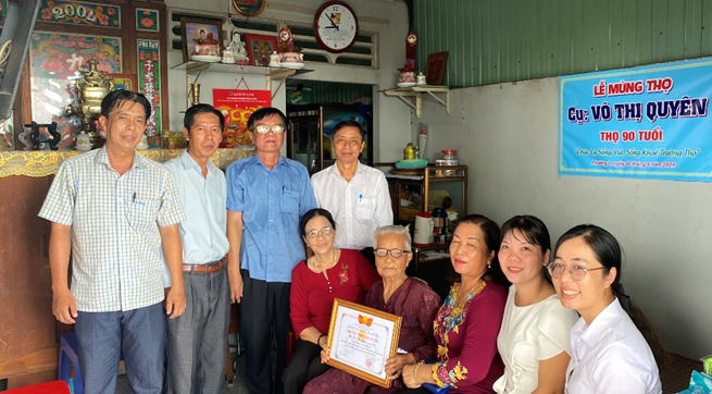 Tặng quà mừng thọ NCT TP Sa Đéc, tỉnh Đồng Tháp