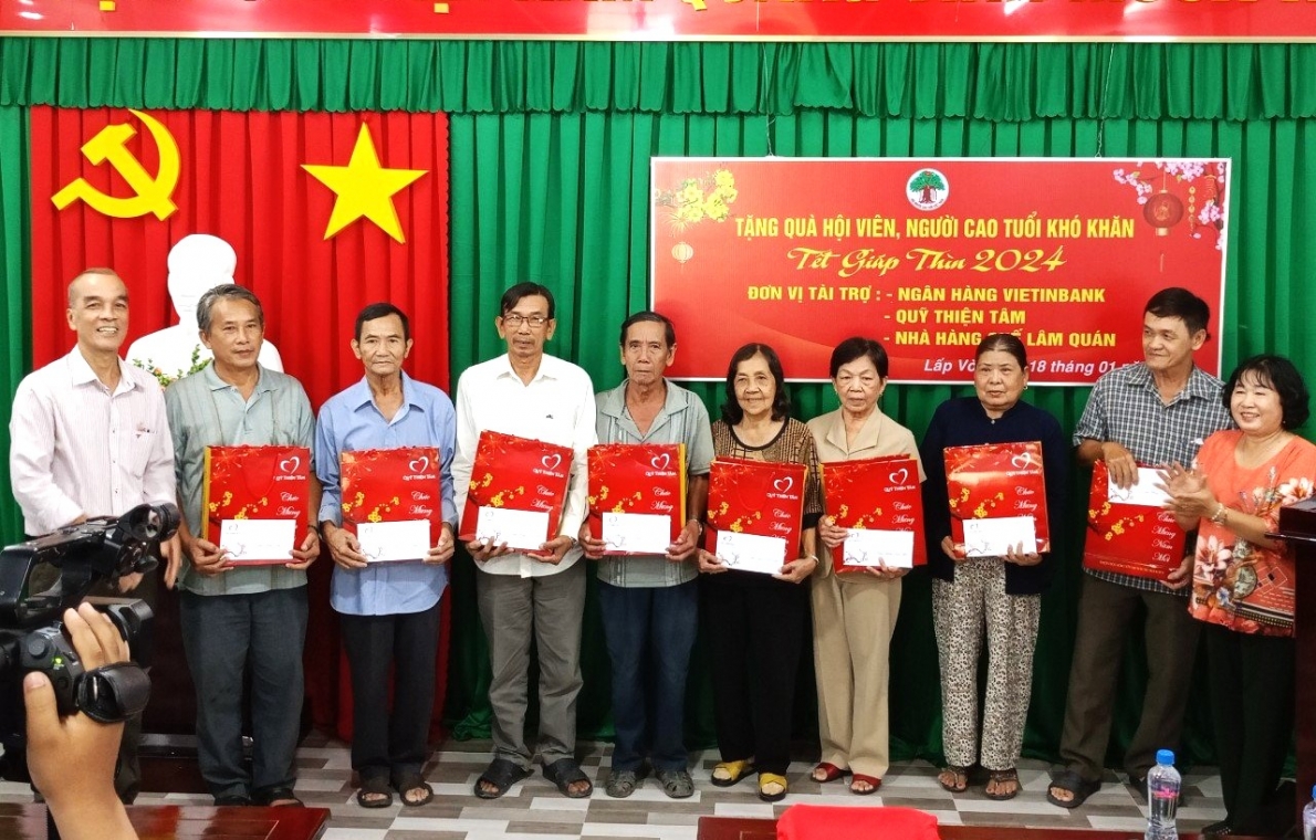 Tặng quà NCT hoàn cảnh khó khăn tỉnh Đồng Tháp nhân dịp Tết Giáp Thìn 2024