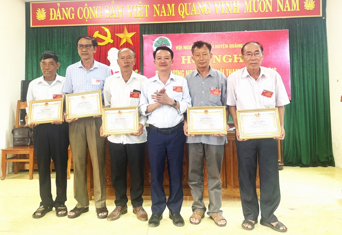 Trao Giấy khen tôn vinh NCT tiêu biểu tham gia xây dựng hệ thống chính trị ở cơ sở huyện Quảng Ninh giai đoạn 2019-2024.