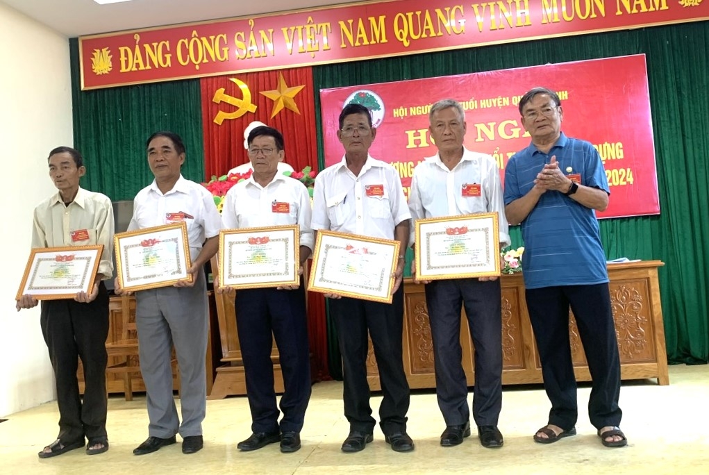 Trao Giấy khen tôn vinh NCT tiêu biểu tham gia xây dựng hệ thống chính trị ở cơ sở huyện Quảng Ninh giai đoạn 2019-2024.