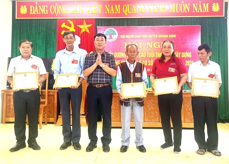 Trao Giấy khen tôn vinh NCT tiêu biểu tham gia xây dựng hệ thống chính trị ở cơ sở huyện Quảng Ninh giai đoạn 2019-2024.