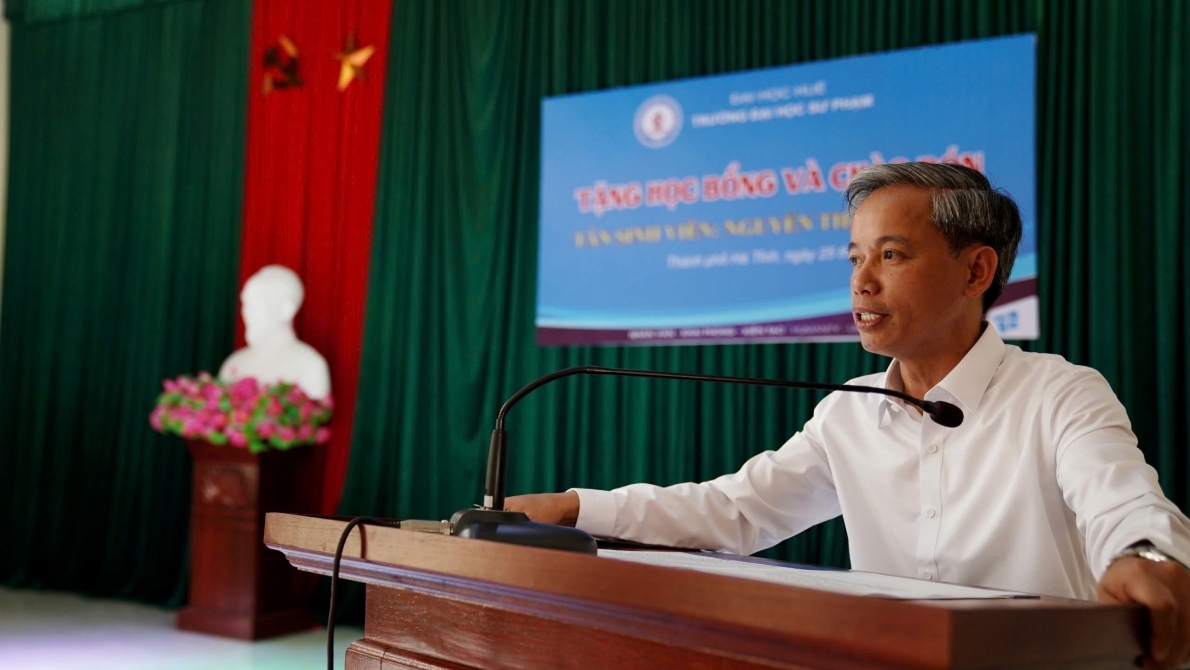 Trường Đại học Huế trao học bổng cho nữ sinh Làng trẻ mồ côi Hà Tĩnh