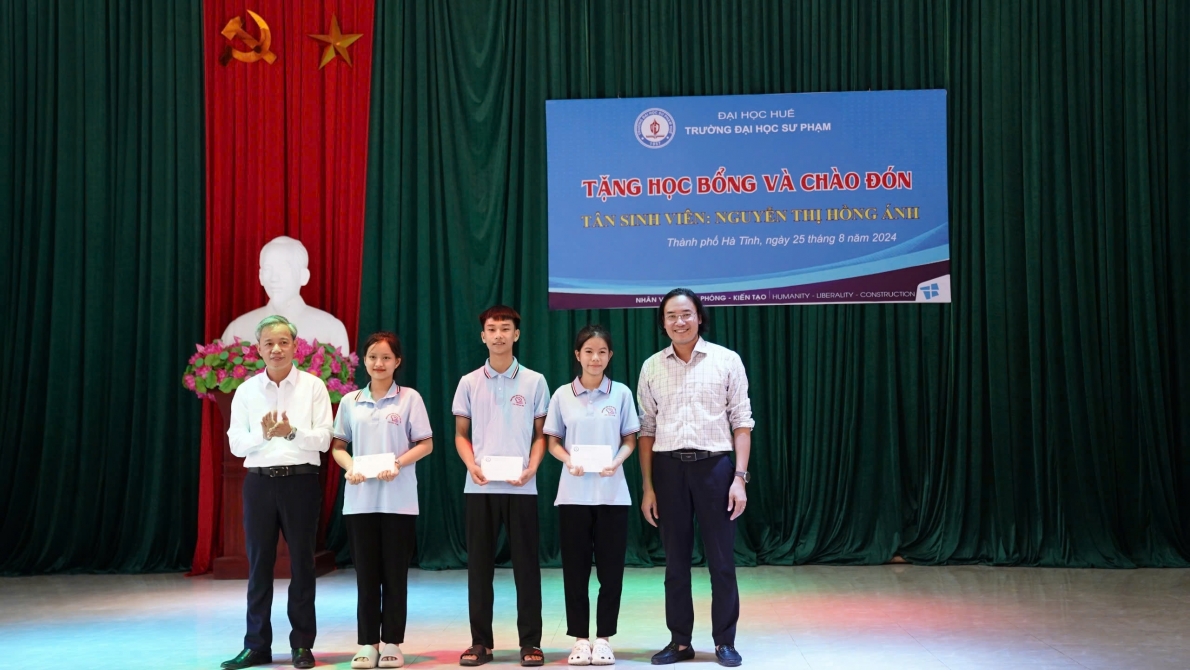 Trường Đại học Huế trao học bổng cho nữ sinh Làng trẻ mồ côi Hà Tĩnh