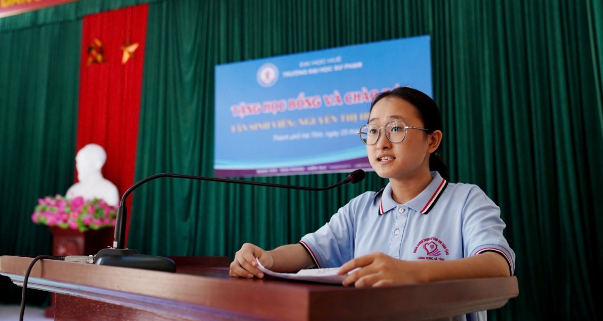 Trường Đại học Huế trao học bổng cho nữ sinh Làng trẻ mồ côi Hà Tĩnh