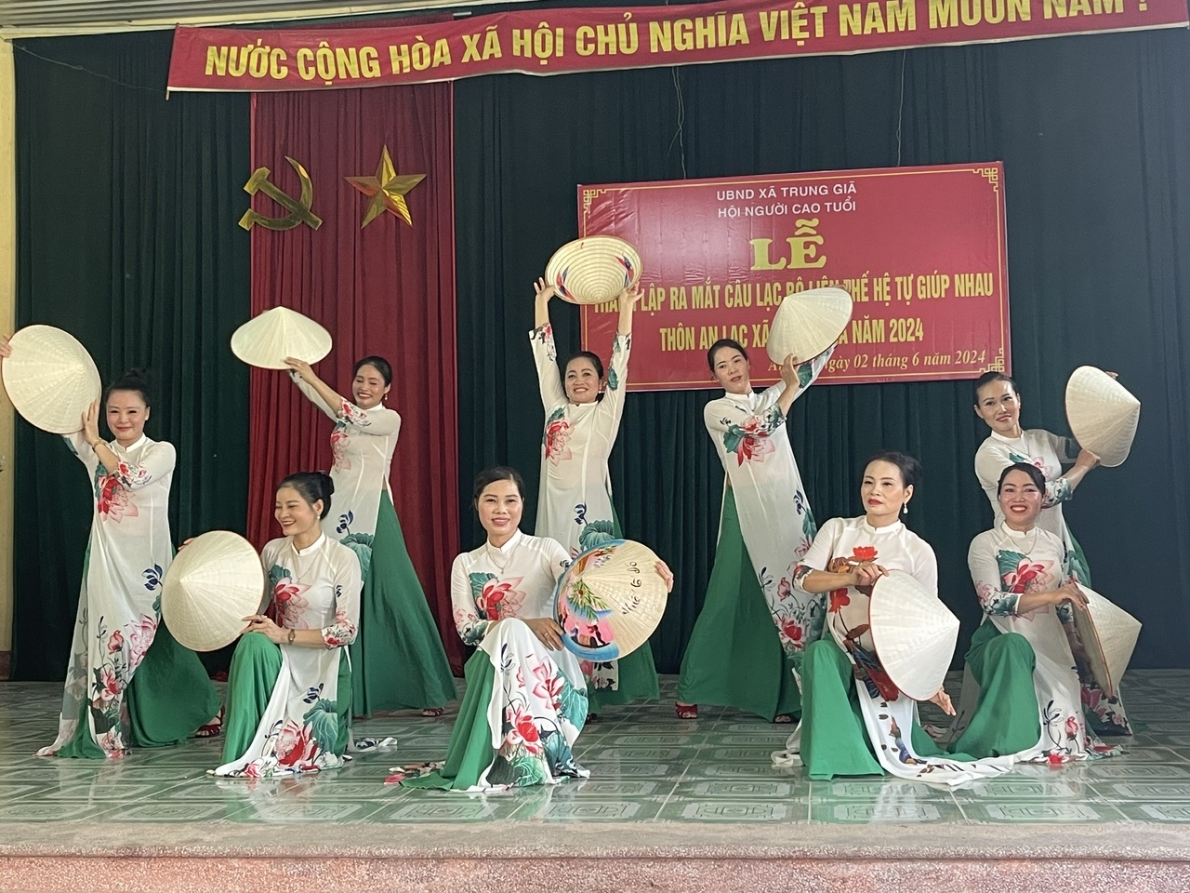 Tiết mục văn nghệ của CLB LTHTGN huyện Sóc Sơn, TP Hà Nội