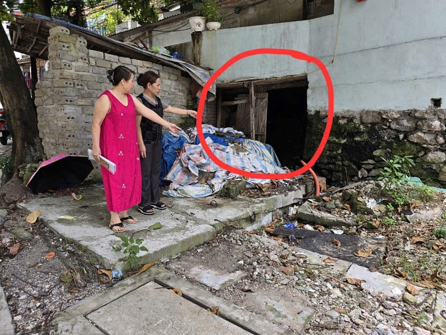 Đối diện với điểm tập kết rác là cống nước thải sinh hoạt bốc mùi hôi thối, là điểm trú ngụ của chuột, côn trùng, nguồn phát sinh dịch bệnh đã tồn tại cả chục năm nay giữa khu dân cư được coi là trung tâm TP Hạ Long.  