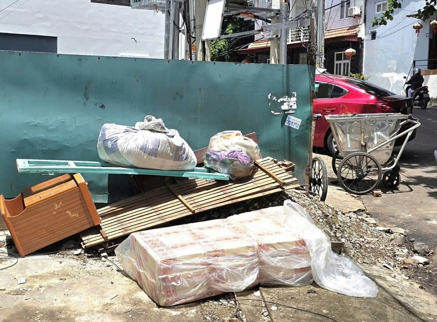 Những vật dụng, đồ dùng cá nhân của người chết trong khu vực được xếp, để tại điểm tập kết rác này.  