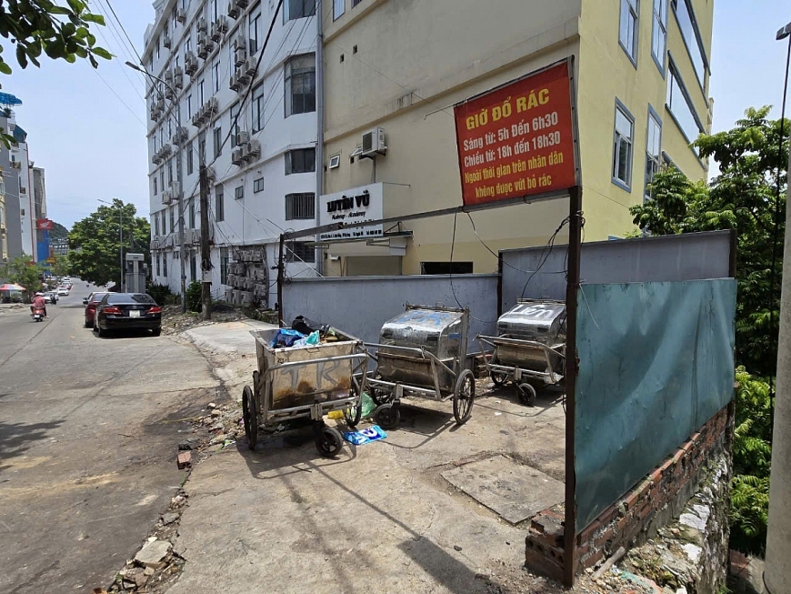 Cửa ngôi nhà ông Đỗ Bi và bà Ngô Thị Vi chỉ cách điểm tập kết rác 4 đến 5 mét, cách cửa sổ 2 mét. Vì không có hệ thống rãnh thoát nước nên nước từ điểm tập kết rác thường xuyên chảy qua cửa nhà ông, bà.